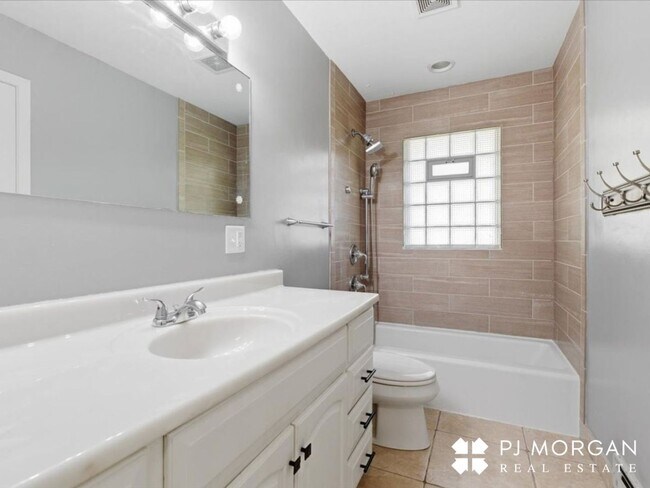 Building Photo - Adorable Westside Home Just Steps from Rockbrook Village!