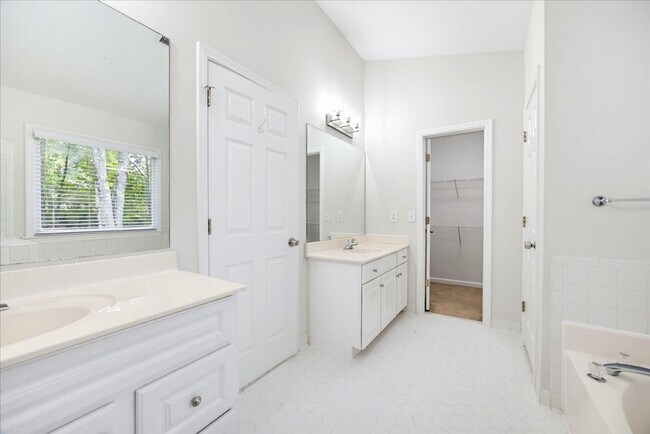 Building Photo - 326 Saybrook Crossing