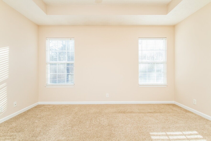 Building Photo - 1318 Eastwoods Dr