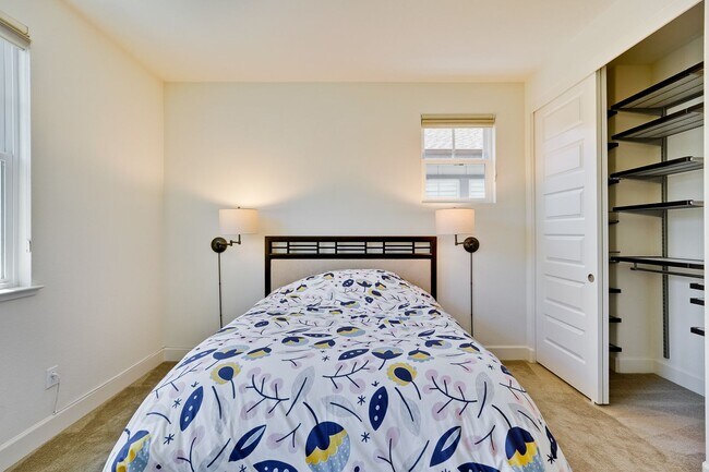 Building Photo - Modern Townhome in Prime Location — Walkab...