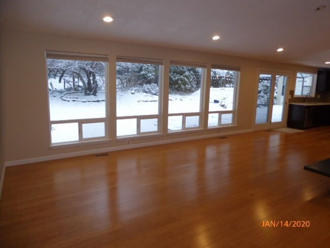 Building Photo - Charming 4 Bed 2 Bath Rambler in Sought After Neighborhood-Sammamish