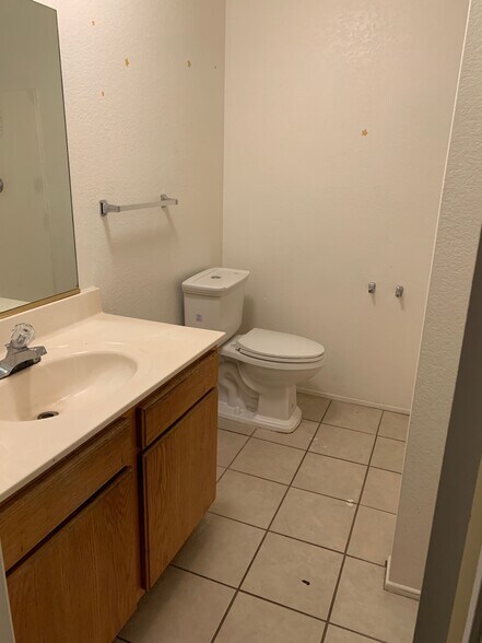 Building Photo - 1022 E Ave Q-3 Ave