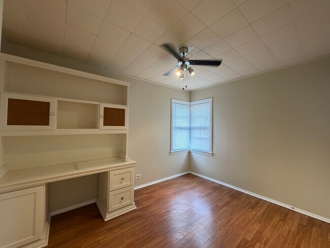 Building Photo - 538 Mills St