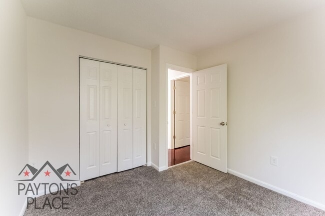 Building Photo - Spacious Oxon Hill Townhome with Parking F...
