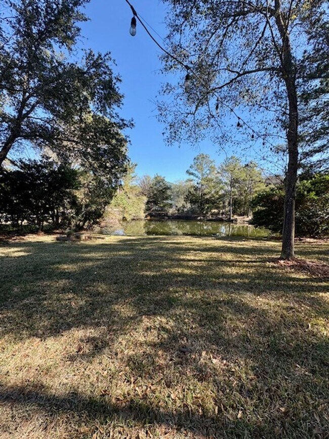 Building Photo - Spacious Five Bedroom Home in Mount Pleasant
