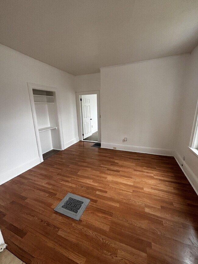 Building Photo - Bright, Updated 2-Bedroom Apartment in a Convenient Bath Location