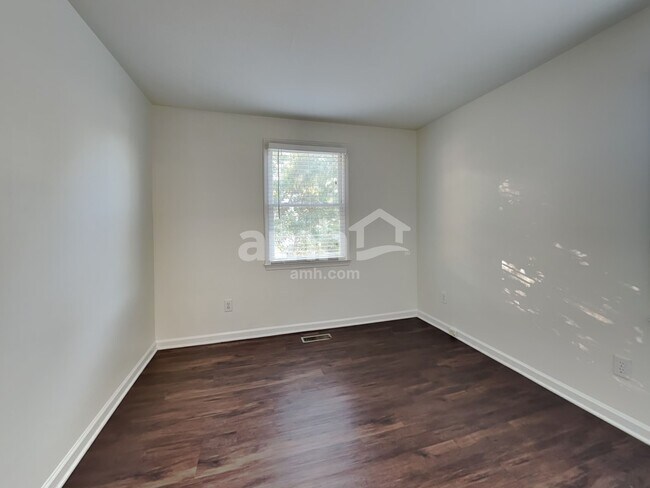 Building Photo - 1305 Groveland Trl