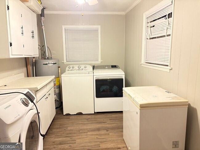 Building Photo - 19 Helms St