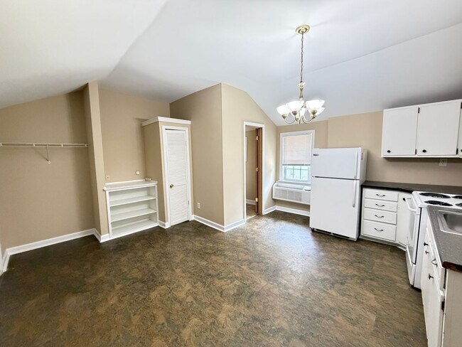 Building Photo - 538 Lilly Ave