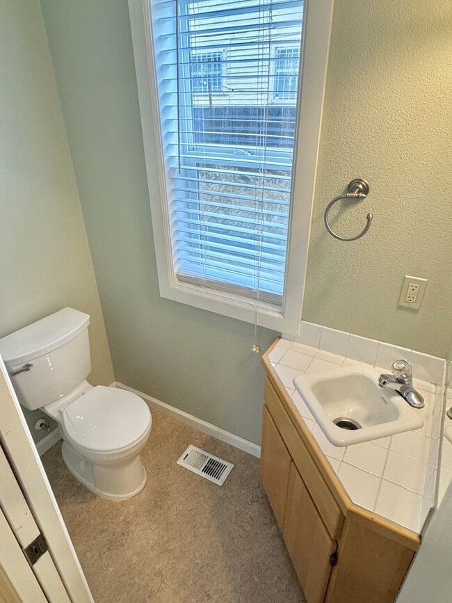 Building Photo - Boise Neighborhood 2-Story with A/C, Attached Garage, Fenced Backyard