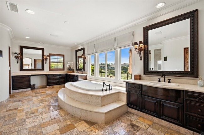 Building Photo - 5 Via Monarca St