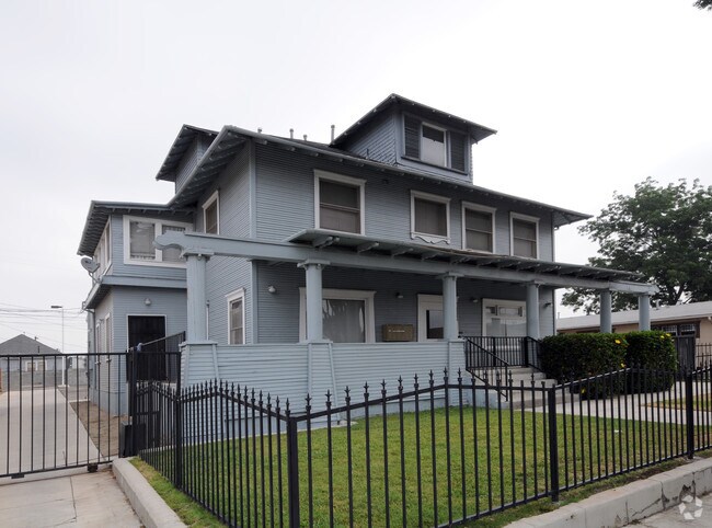 Building Photo - 915 E 50th St