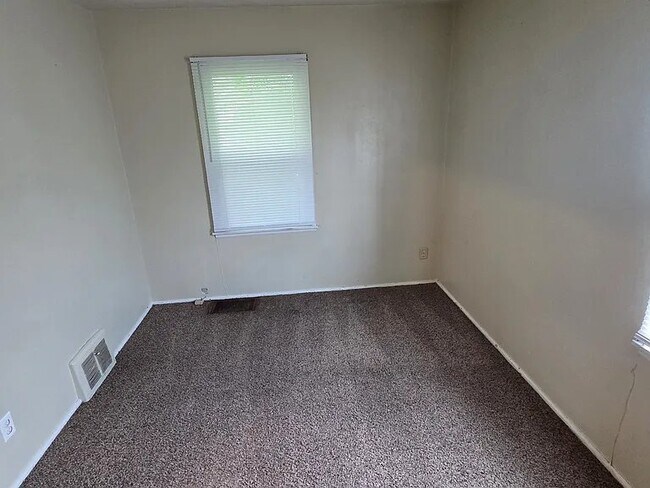 Building Photo - 1524 W Kettelle St