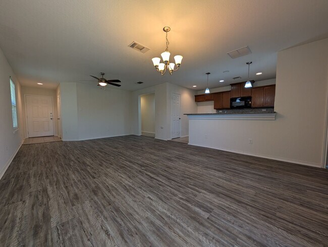 Building Photo - 4/2 in West Village at Creekside / Fenced ...