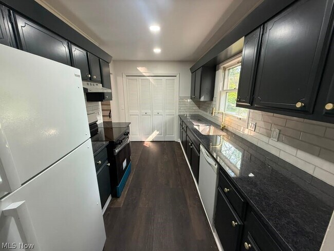 Building Photo - 6939 Highland Dr
