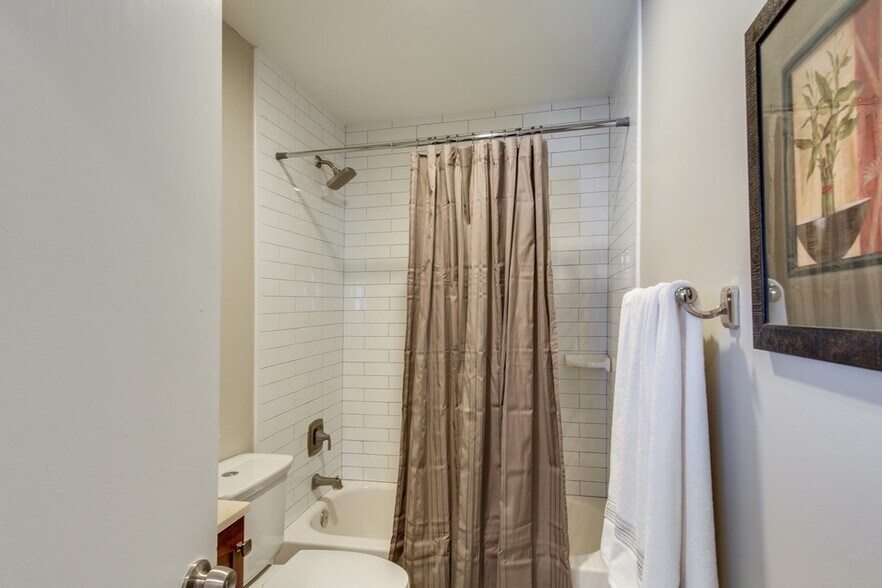 Building Photo - 1417 22nd Ave N