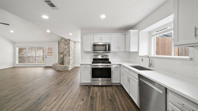 Building Photo - 2121 Aberdeen Dr