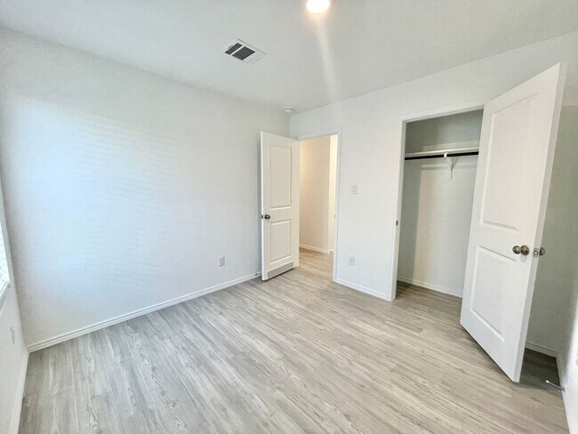 Building Photo - Beautiful 1 Story Home!