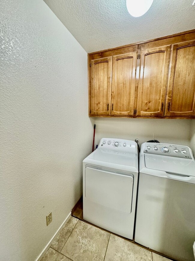 Building Photo - REDUCED!!!  Charming 3 Bedroom 2 Bath Home for Rent in the Ranchwood Estates