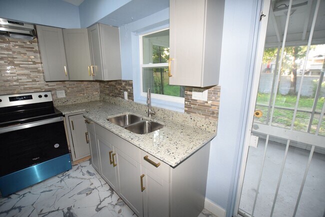 Building Photo - 2637 Healy Dr
