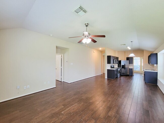 Building Photo - BEAUTIFUL 3 BEDROOM 2 BATH WITH WOOD TILE THROUGHOUT THE HOUSE!