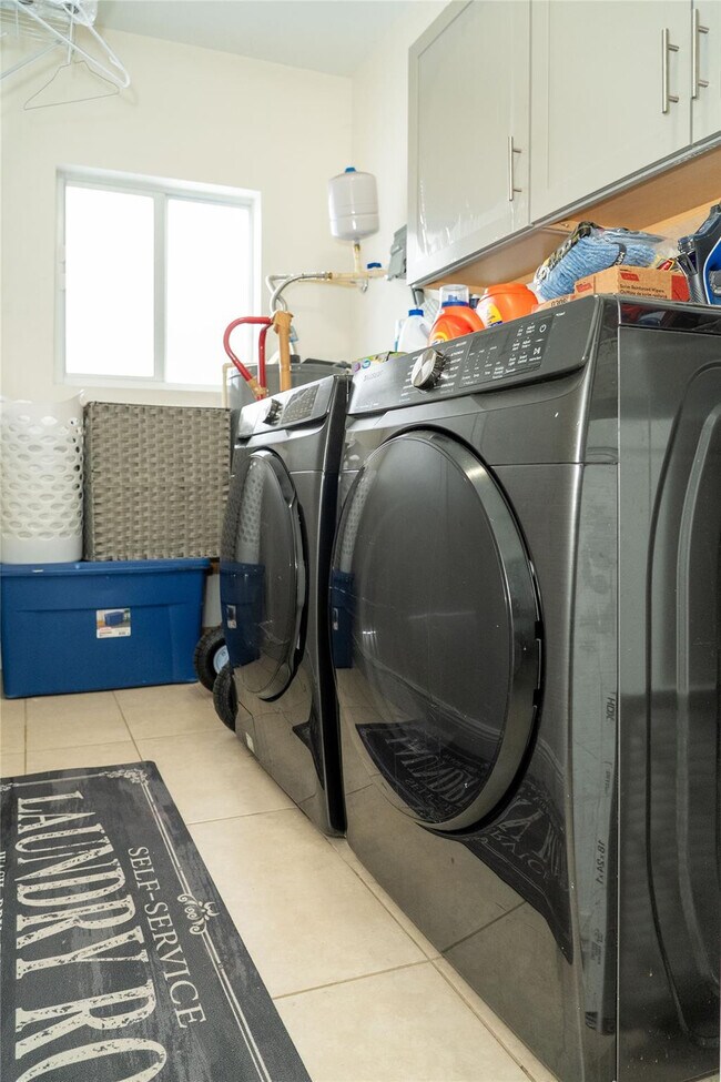 Building Photo - 2710 NW 5th St