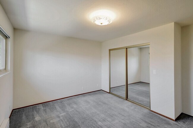 Building Photo - 2bed/2.5bath Townhouse with Updated Kitchen!