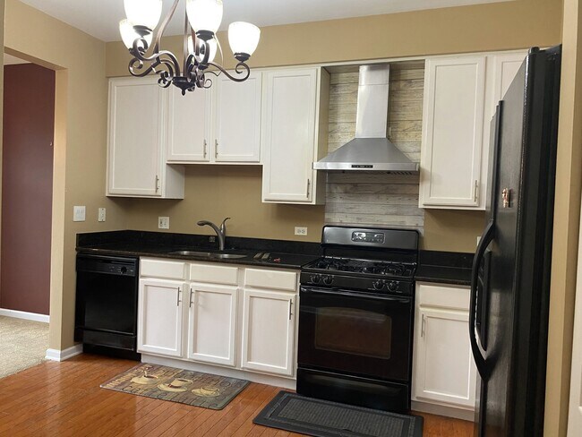 Building Photo - 2824 White Thorn Cir
