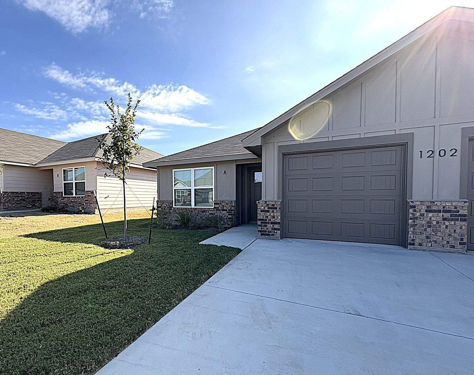 Building Photo - 1202 Lexington Dr