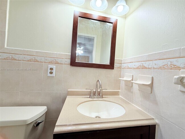 Building Photo - 1130 Kasim St