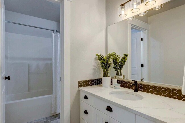 Building Photo - Beautiful home perfect for entertaining