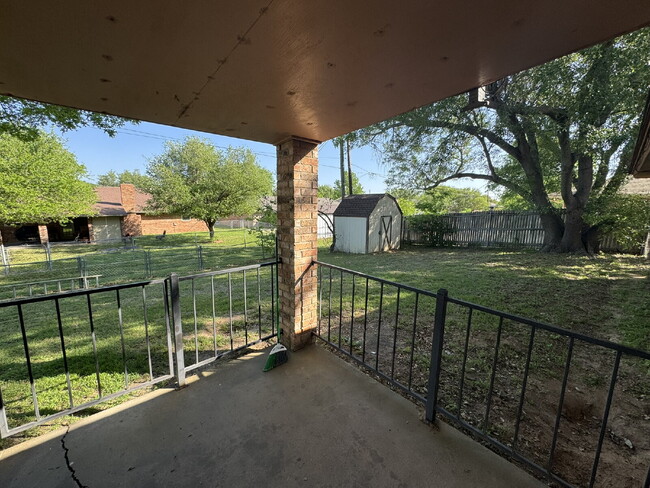 Building Photo - 3 bedroom 2 bath on corner lot!