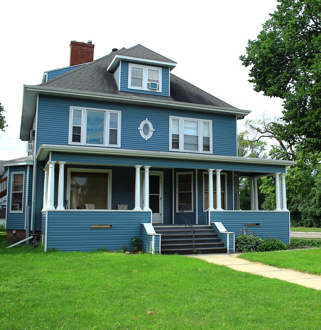 Exterior Of Building - 1136 5th Ave S