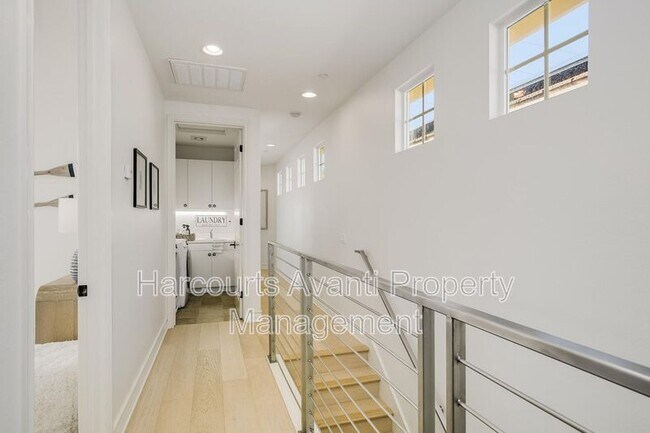 Building Photo - 409 N Cedros Ave