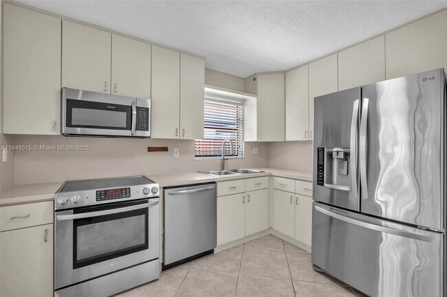 Building Photo - 6611 SW 127th Ct