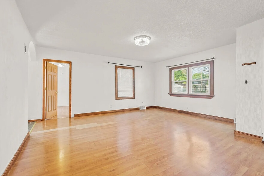 Building Photo - 1520 W 9th St