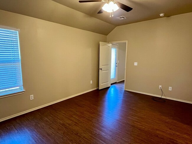 Building Photo - Beautiful 3 Bed 2 Bath Duplex!!