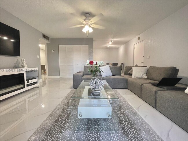 Building Photo - 7110 Fairway Dr