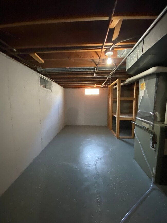 Building Photo - Huge Urbandale Home with Fenced In Back Yard!