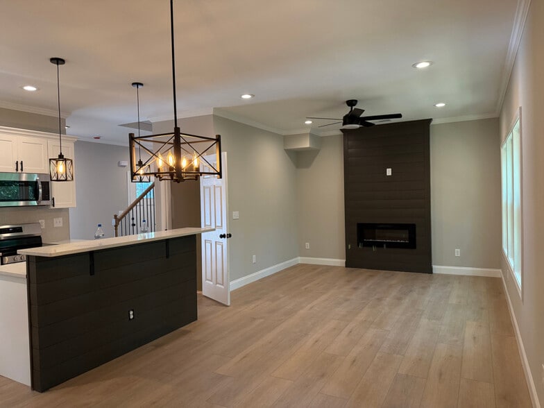 Building Photo - 159 Brad St