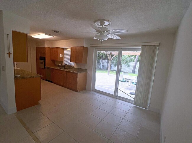 Building Photo - 1260 Manor Dr