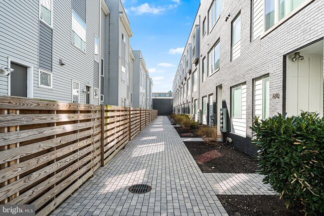 Building Photo - 1640 N 5th Ct