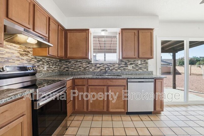 Building Photo - 3635 E Beverly Ln