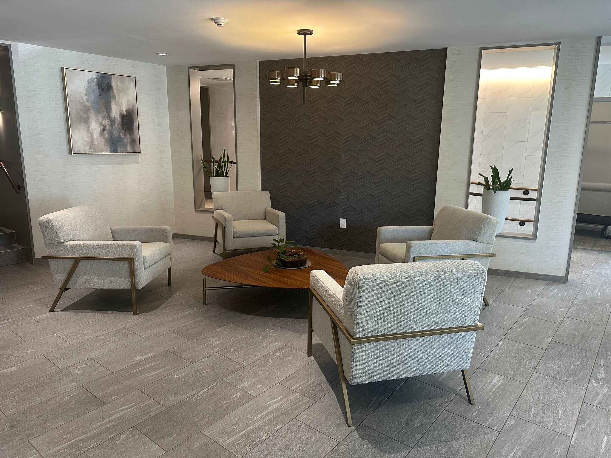 Building Photo - 1637 Oakwood Dr