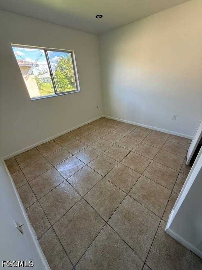 Building Photo - 537 SE 6th Pl