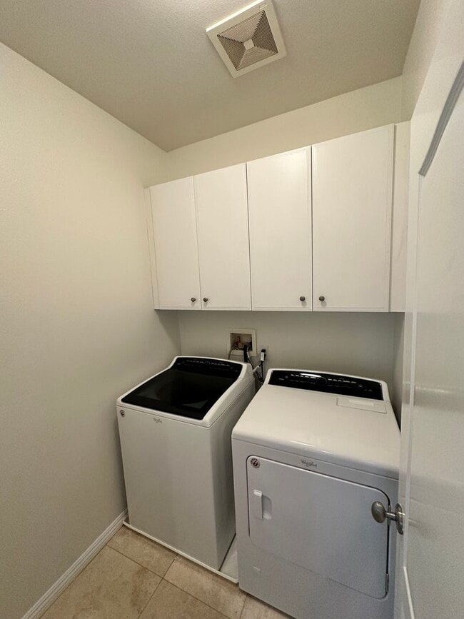 Building Photo - 2 Story home 3 Bedroom, 3 Bathroom Tustin Field.