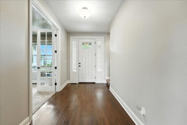 Building Photo - Elegant 3-Bedroom Fully Furnished Home wit...