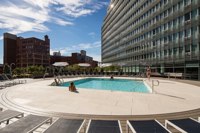 Building Photo - 550 W 54th St