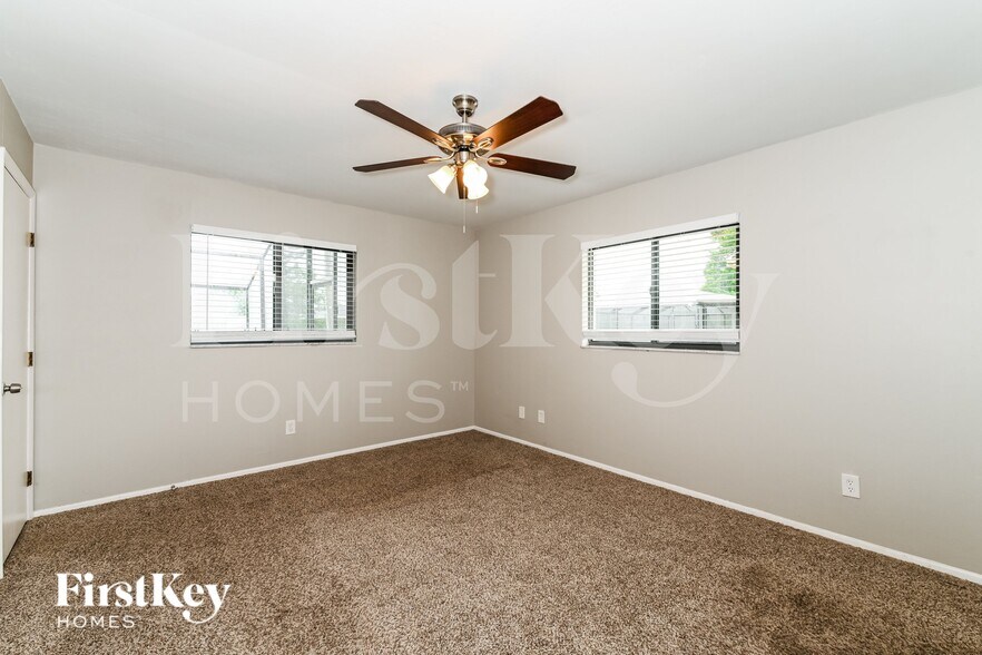 Building Photo - 2128 SE 3rd Terrace