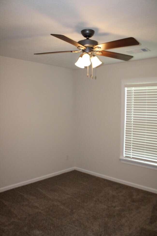 Building Photo - 846 Lillian Pk Dr